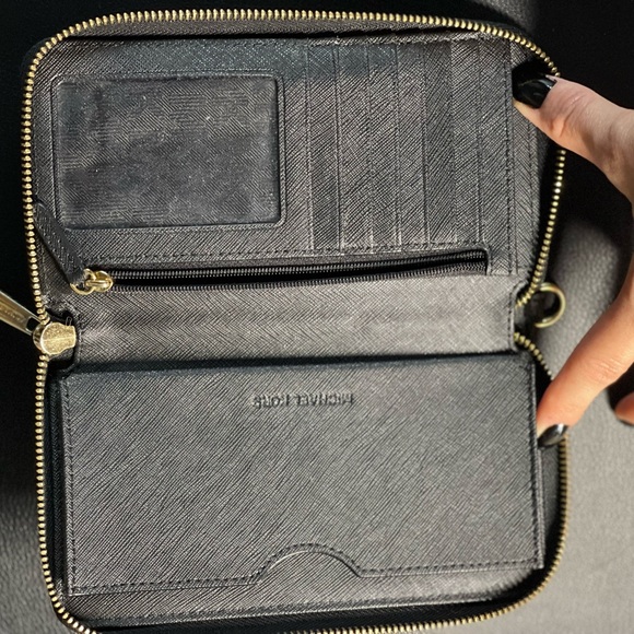 Authentic Michael Kors leather wallet. - Picture 6 of 6